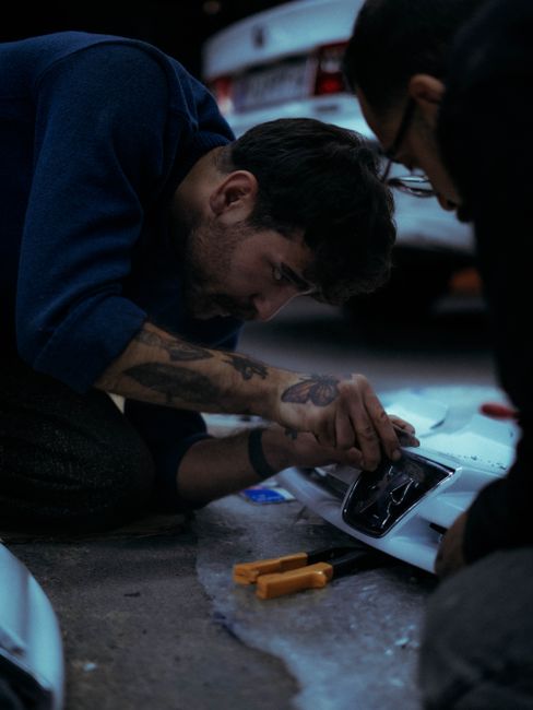فني بيشرح صيانة العربية للعميل